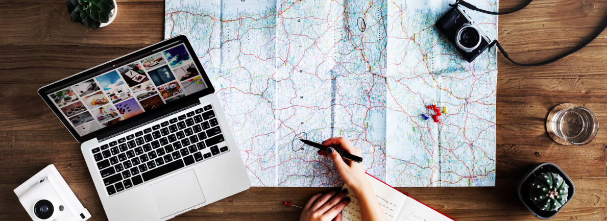 Last minute holidays and online monitoring – what do they have in common?